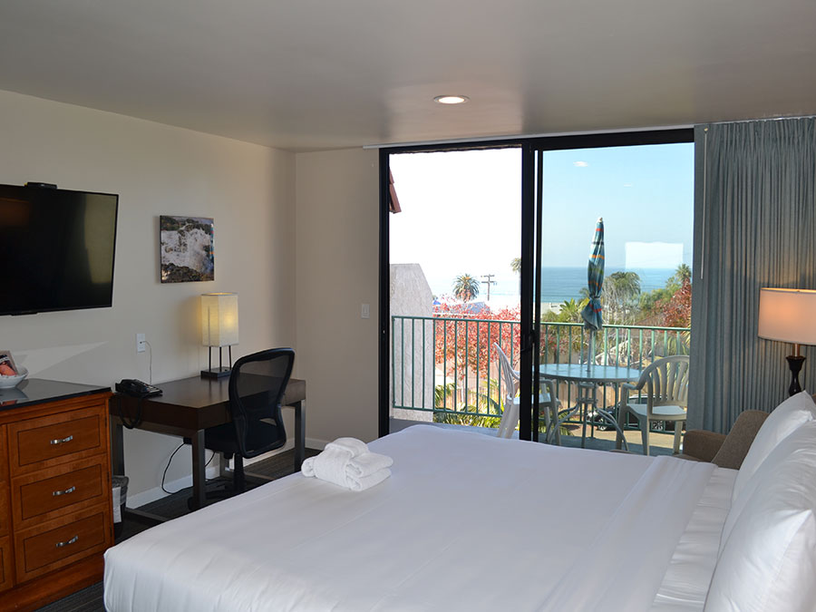 guest room with balcony view of Moonlight State Beach