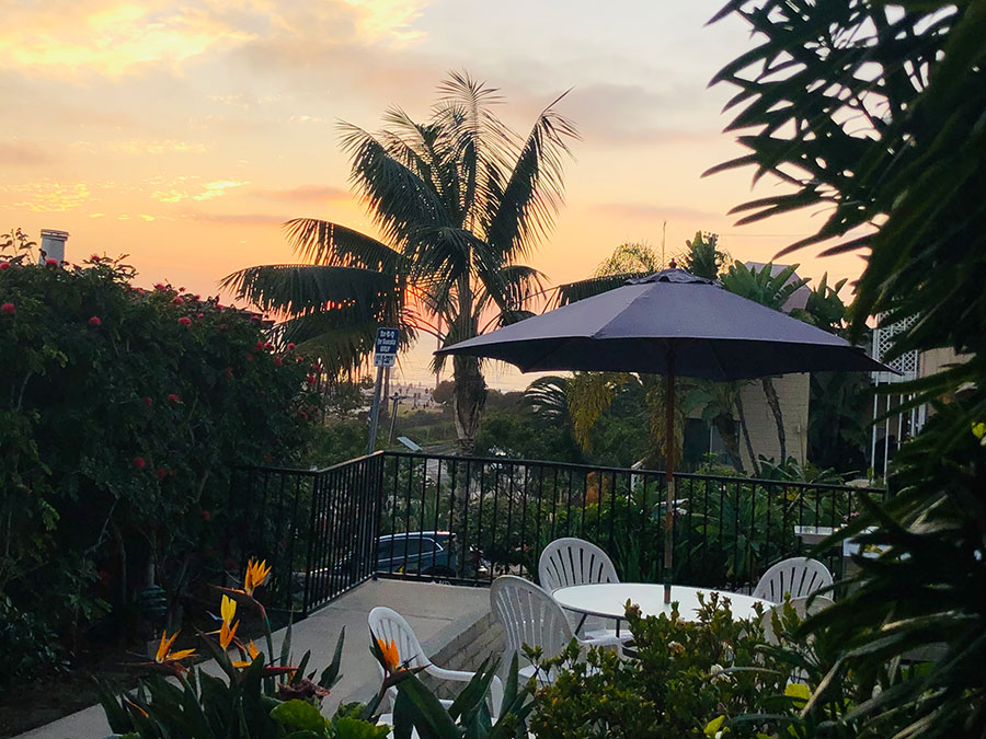 outdoor patio and sunset view at Moonlight Beach Motel